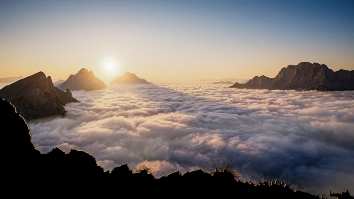 Cloudsea: a sea of clouds at sunrise — screenshot of the Halofloor music visualizer