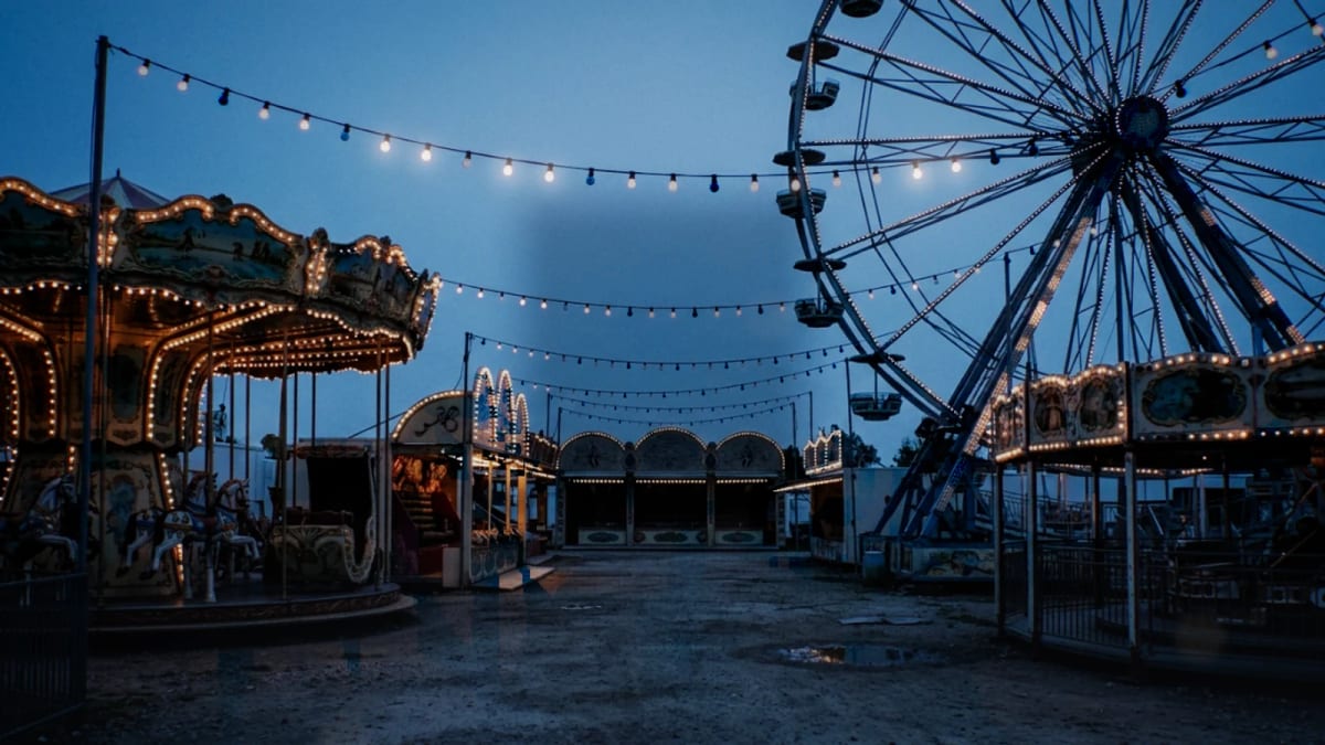 Fairground: a funfair lit up at dusk — screenshot of the Halofloor music visualizer