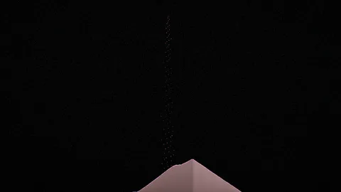 Sand : sand pouring and piling up