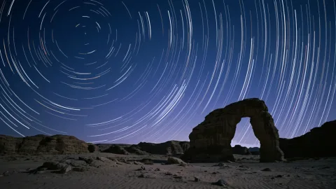 Startrails : star trails over a desert arch
