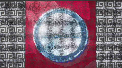 Tessera : Mosaic tiles assembling around a shining disc
